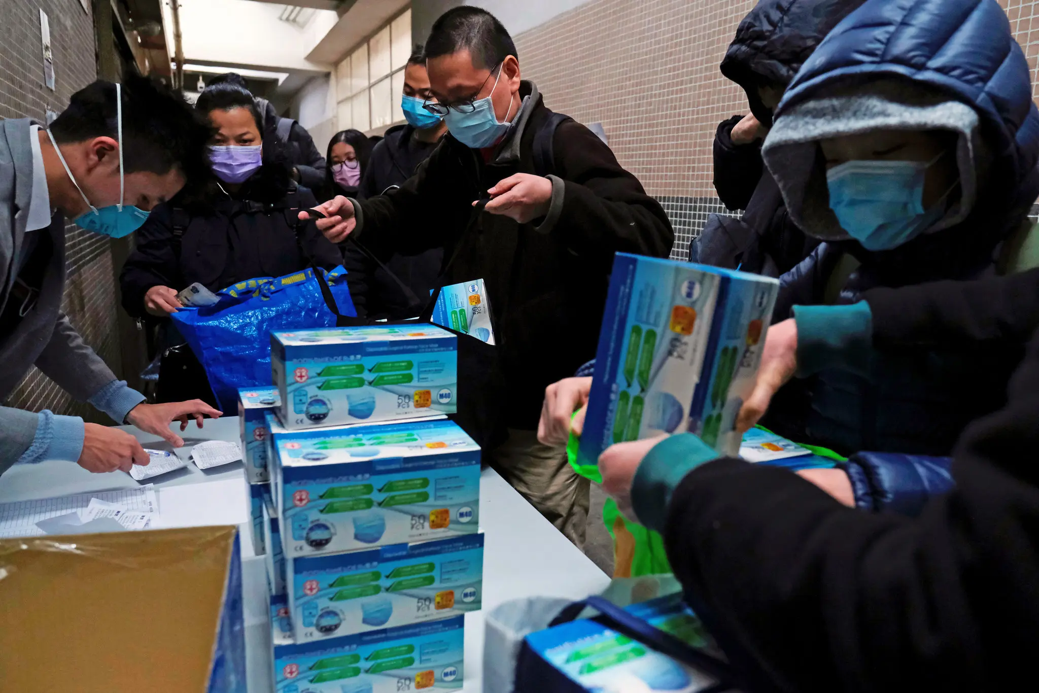 Panic Buying of Masks Could Undermine U.S. Coronavirus Response, Experts Warn /images/mask-hoarding-coronavirus-risk-us.webp